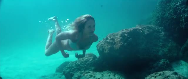 Jessica Alba in Bikini showing off her Hot Assets