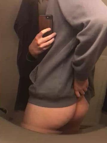 Would love some dick in my ass rn 😘
