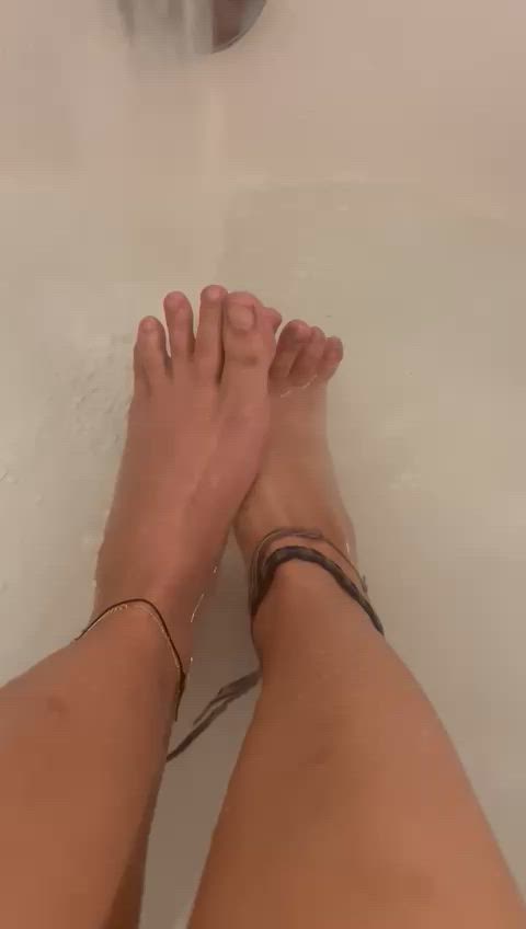 Come lick my clean feet like the good boy you are