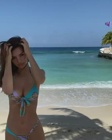 Celebrity Emily Ratajkowski Tits clip