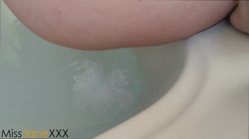 Bathroom MILF Pee Peeing Pregnant UK clip