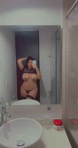 Bathroom Brunette Mirror clip