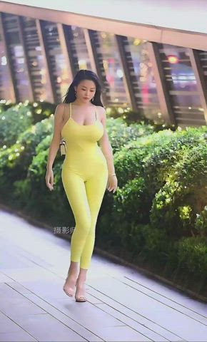 Bouncing in yellow suit - 03