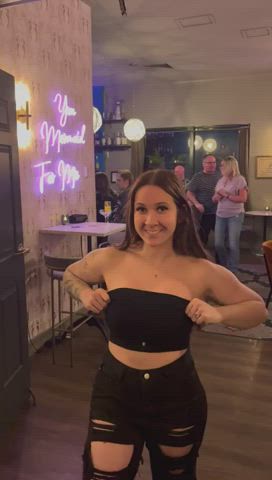 flashing jiggle jiggling pub public r/caughtpublic r/holdthemoan clip