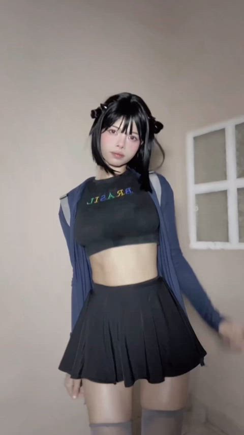 brazilian cosplay teen tik-tok clip