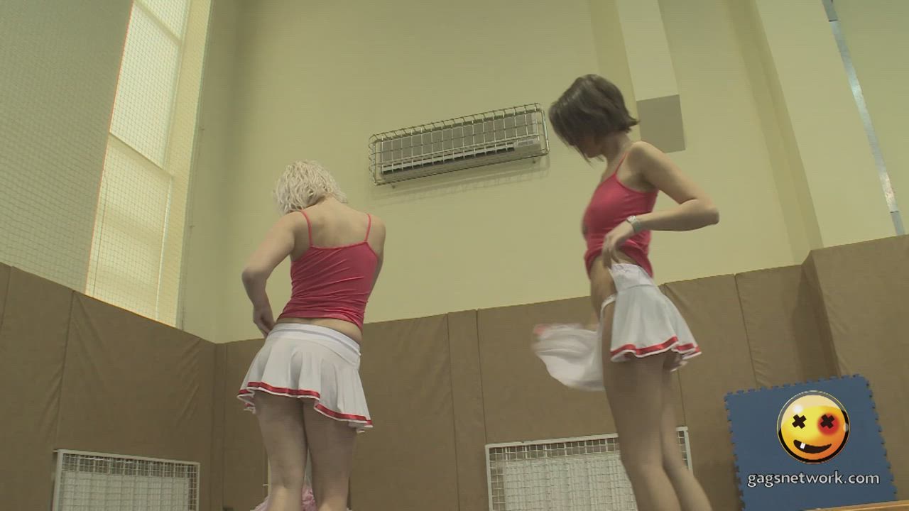 Cheerleaders undressing prank
