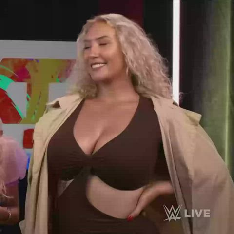 big tits blonde cleavage clip