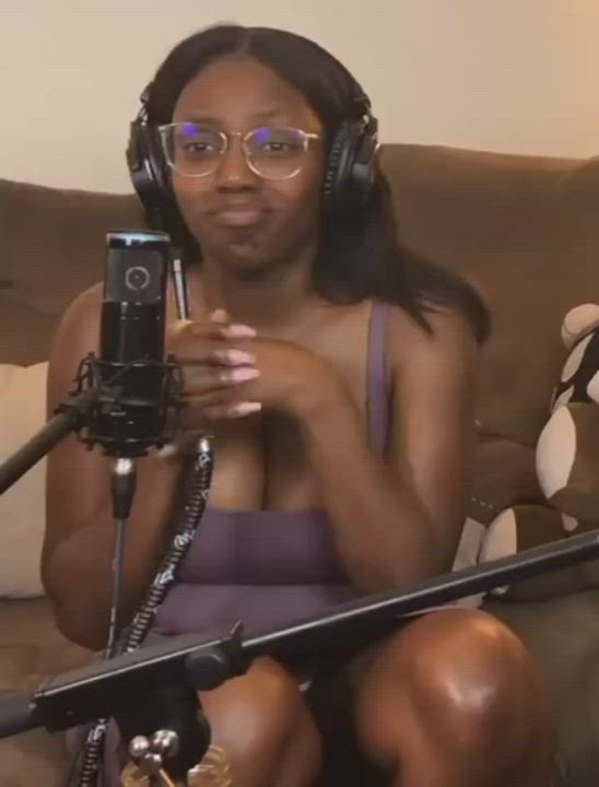 Accidental Big Tits Ebony Upskirt clip