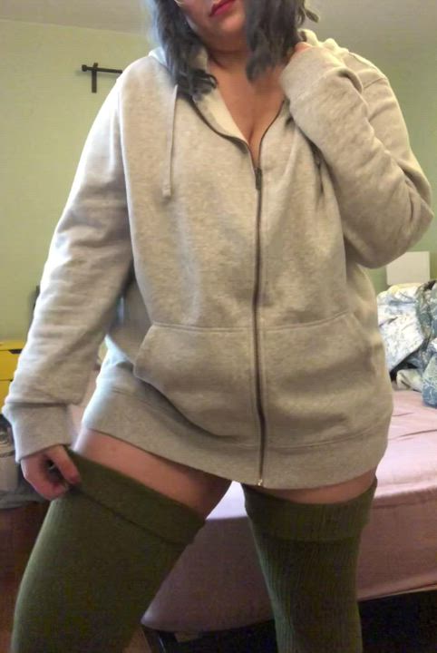 a reminder that sometimes there are voluptuous curves underneath baggy hoodies 😉