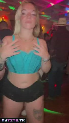 amateur big tits blonde club exhibitionist public clip