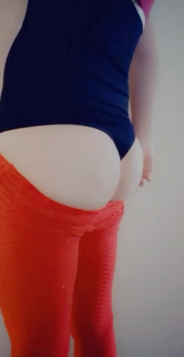 These yoga pants struggle sometimes to contain the booty ?