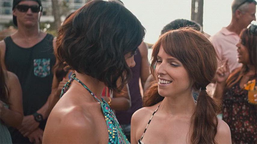 anna kendrick aubrey plaza sexy clip