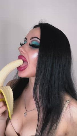 Video sucking banana 🍌💋