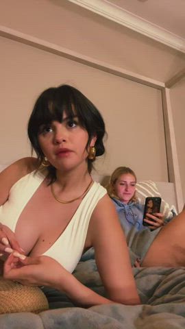 Cleavage Natural Tits Selena Gomez clip