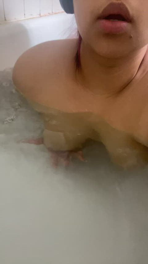 A little bathtub teasing🛁😉