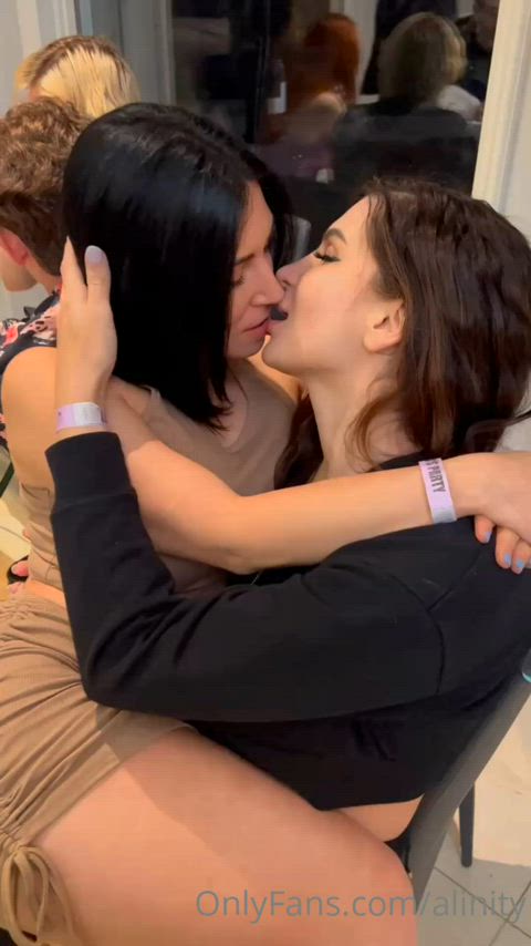 camgirl egirl french kissing girl girl kissing lesbian onlyfans streamate clip
