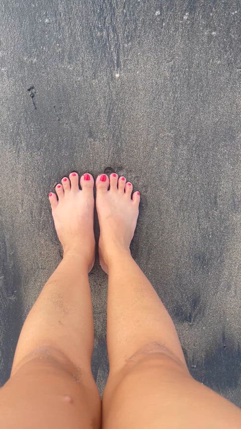 bare feet in the beach