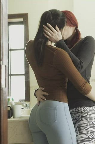 girlfriends lesbian redhead clip