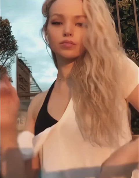 Dove Cameron 