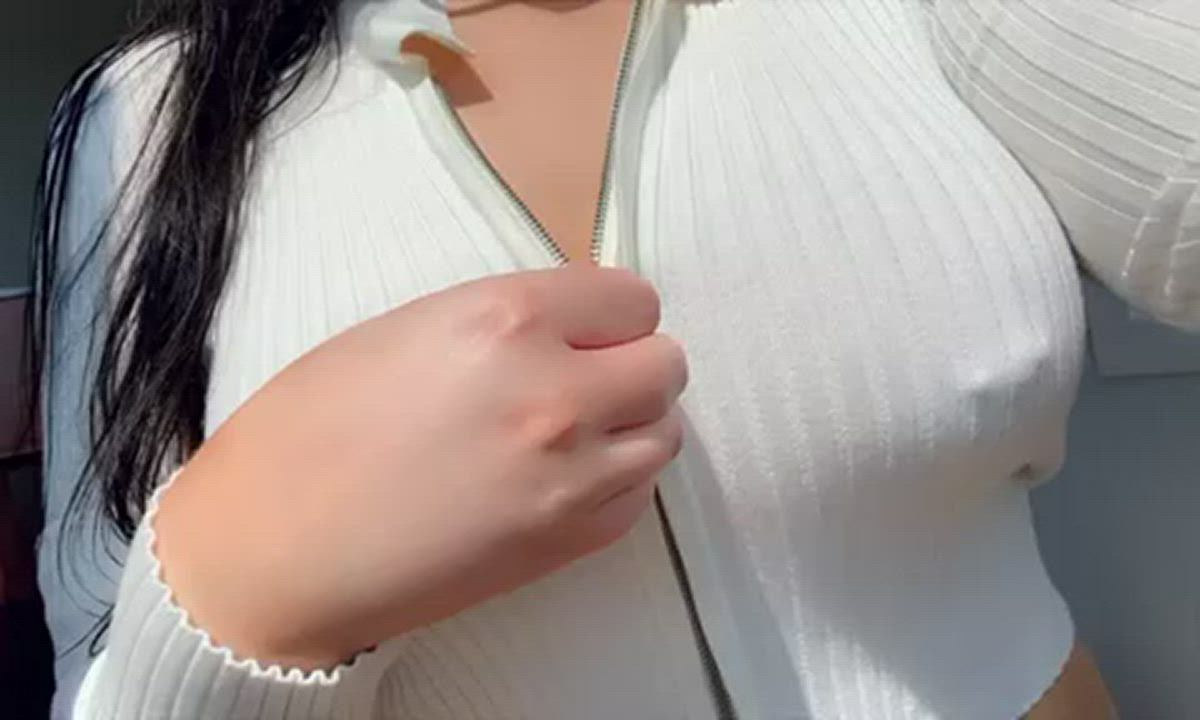 Showing off my big tits makes me so horny 😍