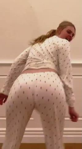 Elle Fanning Has A Nice Ass