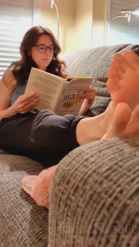 brunette candid feet feet fetish glasses petite feet-heaven foot-queen clip