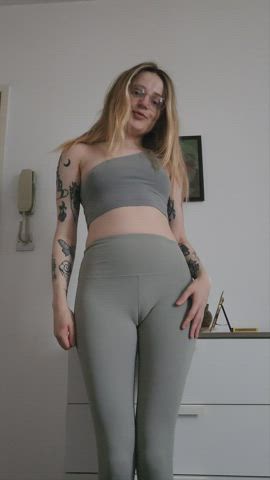 alt ass camel toe glasses leggings tattoo girls-in-yoga-pants clip