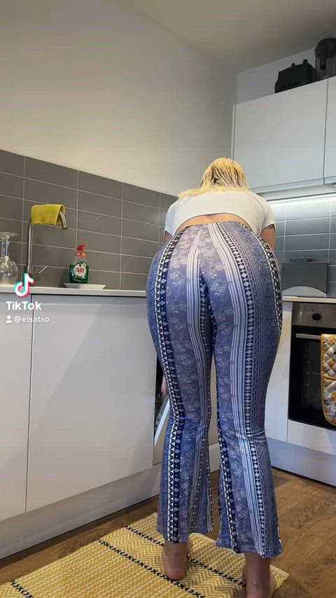 ass clapping big ass blonde bouncing jiggle jiggling onlyfans pants teen tiktok clip