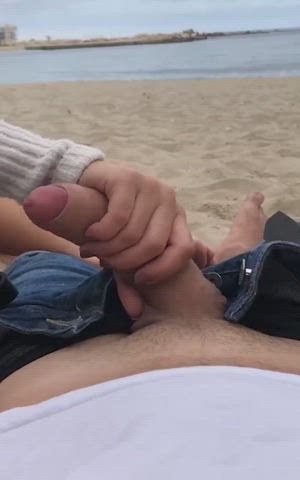 Public handjob on the beach with a great ass