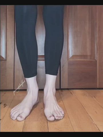 there's just something about leggings and bare feet 😍