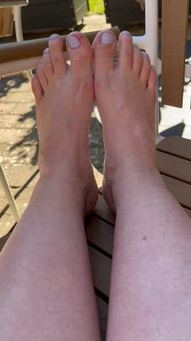 Hot, swollen preggo feet 😮‍💨 OC