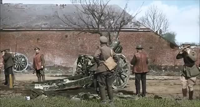 WW1 British howitzer in action