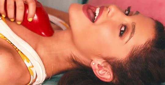 Ariana Grande clip