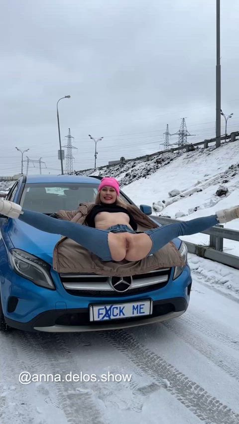 Very deep stretching on the roadside😉