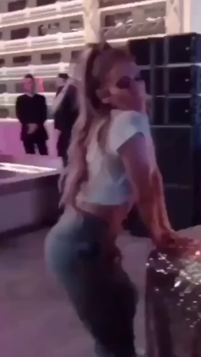 Hot mom Jennifer Lopez twerks and dances at party