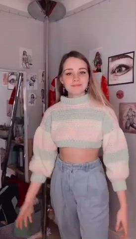 She knitted herself a (too) tiny crop top