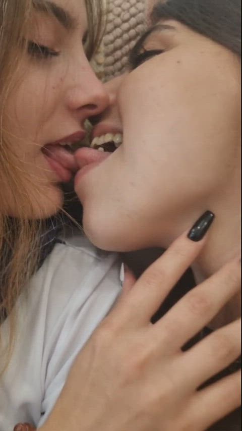 amateur french kissing girls kissing lesbian teens clip