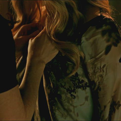 Amanda Seyfried boob-revealing plot in Chloe