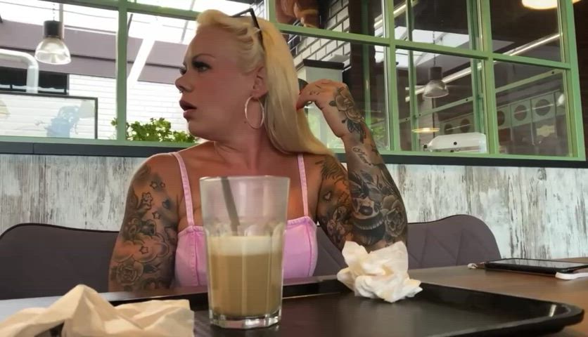 Sexy Blonde Pisses in Restaurant !