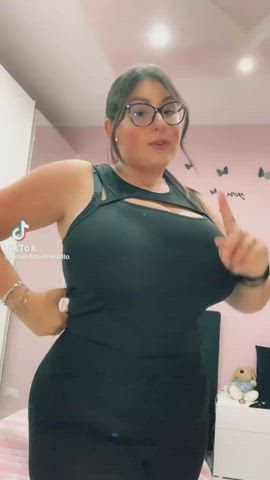 big tits busty cleavage clip