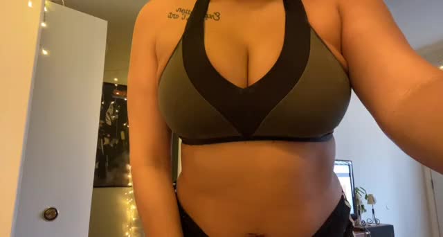 (Gif) My sports bra barely contains them ??