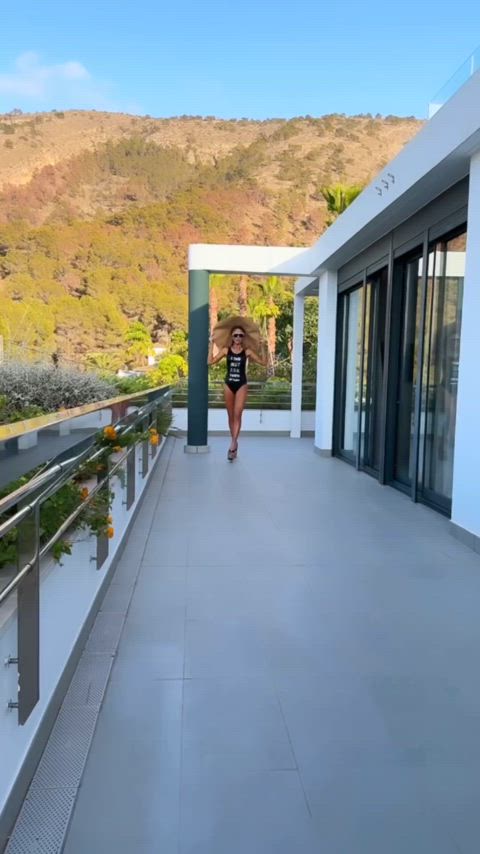 kate beckinsale swimsuit walking clip