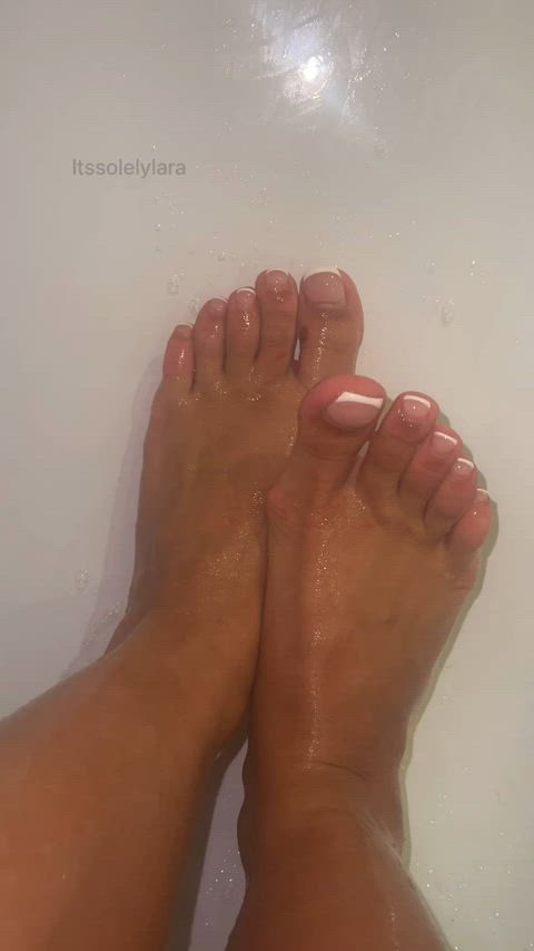 Do you prefer clean feet?👀