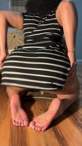 Come on my soles while I jiggle my ass