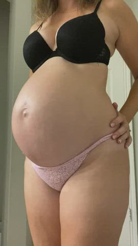 28 weeks 😊 Do you like round bellies and sensitive nipples?