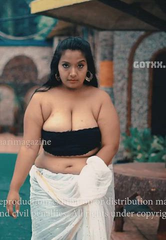 Sexy saree fashion model chubby Sutan's jiggling big boobs