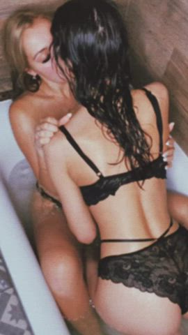 kissing my friends makes me so horny 19/20f