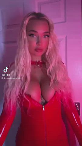 Blonde Teen TikTok clip