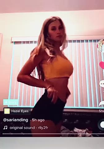 Babe Blonde Jerk Off TikTok clip