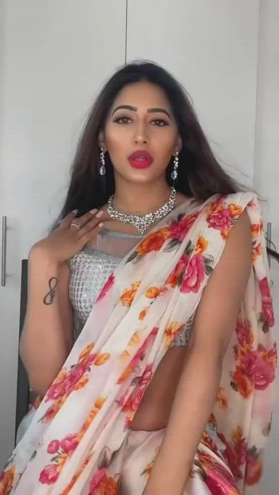 NRI British Indian Beauty in Saree [GIF]